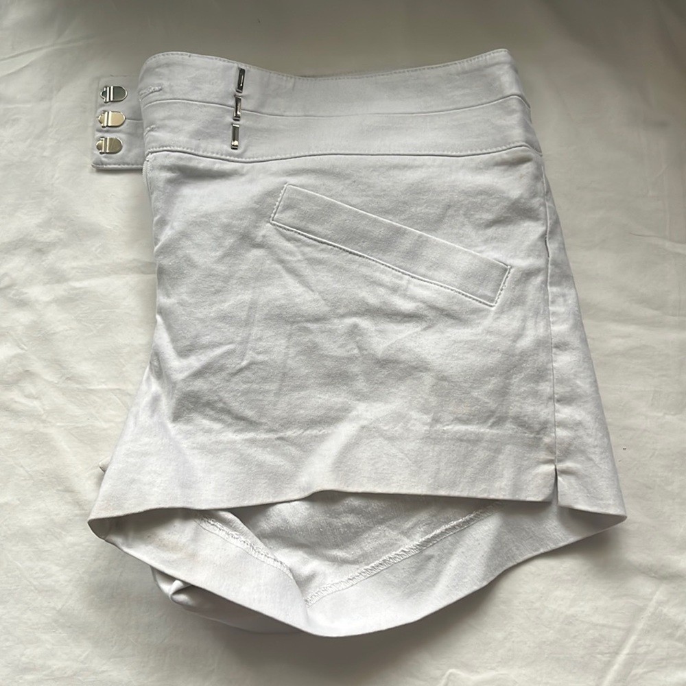white shorts size 11 - DYNAMITE